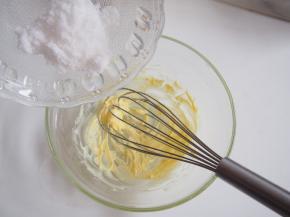 黄油切小块软化，略微打发后加入糖，打至蓬松