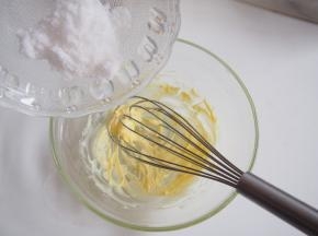 黄油切小块软化，略微打发后加入糖，打至蓬松