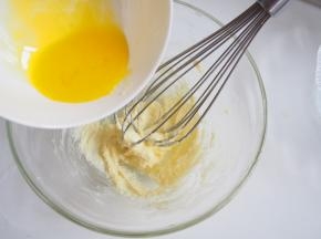 加入蛋黄混合均匀