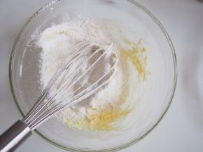 筛入低筋面粉，切拌均匀，混合成团