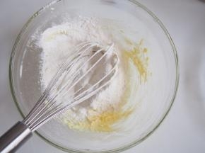 筛入低筋面粉，切拌均匀，混合成团