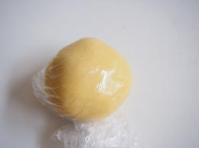 混合好的面团用保鲜膜包住，放入冰箱冷藏半小时