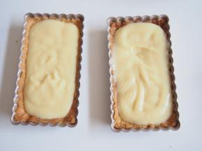 挤入沙拉酱，用樱桃做装饰即可。