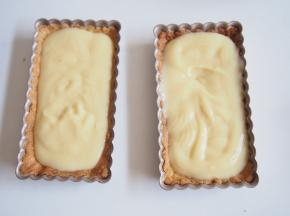 挤入沙拉酱，用樱桃做装饰即可。