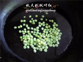 锅中水热后，将青豆放入焯制成熟后捞出备用。