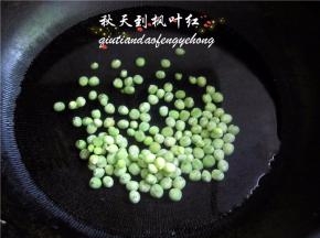 锅中水热后，将青豆放入焯制成熟后捞出备用。