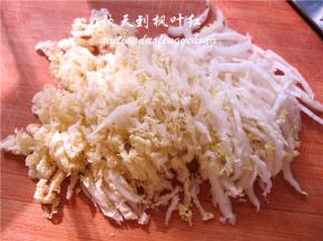 娃娃菜切成细丝。