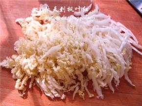 娃娃菜切成细丝。