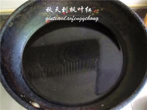 锅中放入清水进行加热。