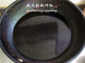 锅中放入清水进行加热。
