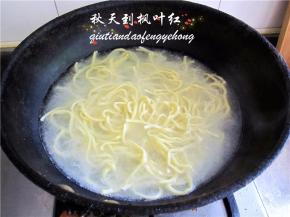 轻轻的搅动面条，保持面条不粘锅。