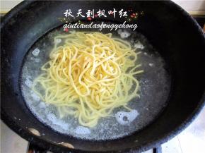 下入手擀的鸡蛋面。