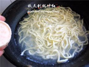 当面条八成熟时放入鸡汤块。