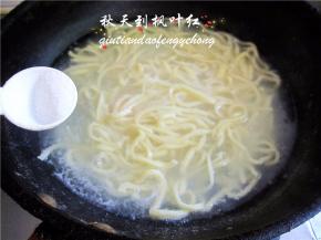 再根据口味加入少量的盐。