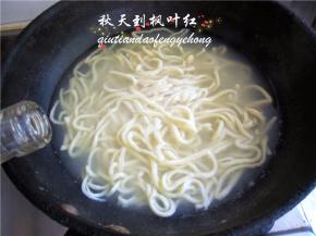 倒入几滴香油。