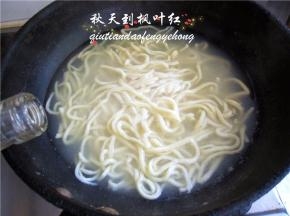 倒入几滴香油。