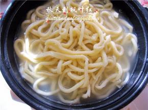 将手擀面和汤汁盛入容器内。