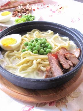 放入准备好的肉蛋菜，即可食用啦。