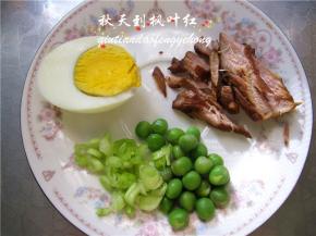 肉、蛋切好备用。