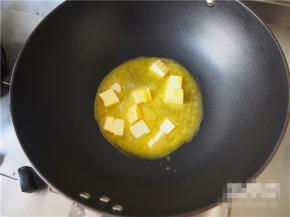 将黄油切成小块，放入不粘锅中，小火加热至融化