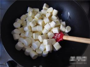 倒入棉花糖，搅拌至融化