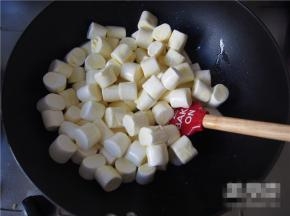 倒入棉花糖，搅拌至融化