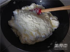 加入奶粉，搅拌均匀