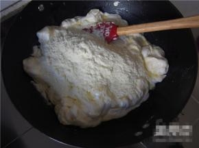 加入奶粉，搅拌均匀