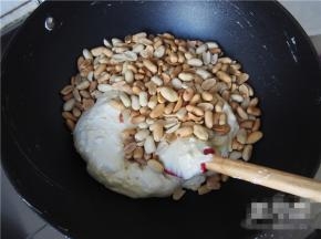 加入花生，搅拌均匀