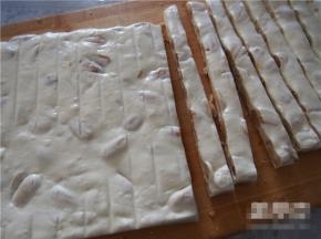 切成小块，用糖纸包装起来即可