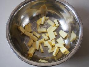 黄油切成小块，室温软化