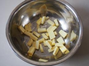 黄油切成小块，室温软化