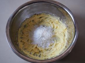 加入白糖，打发至发白