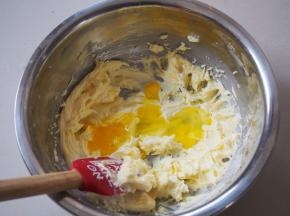 加入蛋液，搅拌至均匀