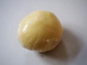 用保鲜膜包起来放入冰箱冷藏1小时进行松弛