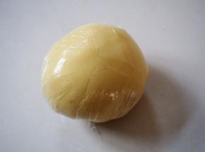 用保鲜膜包起来放入冰箱冷藏1小时进行松弛