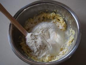 筛入低筋面粉，切拌成均匀面团