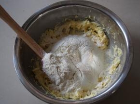 筛入低筋面粉，切拌成均匀面团