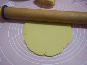 松弛好的面团擀成0.5mm厚