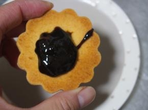 用模具切出自己想要的形状，烤箱预热至160度，中层，上下火，15分钟左右观察上色即可