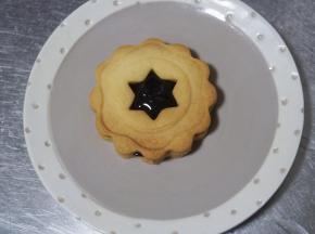 取空心饼干对准实心饼干压好即可，撒上一层防潮糖粉即可