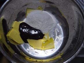 黄油软化，加入奶粉和巧克力酱