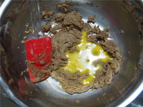 加入蛋液搅拌均匀