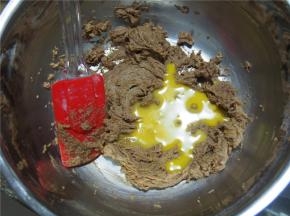 加入蛋液搅拌均匀
