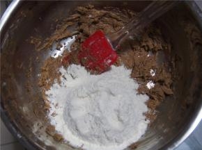 筛入低筋面粉