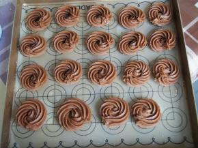 用裱花嘴挤出来花纹，烤箱预热160度，中层，上下火，20分钟左右即可