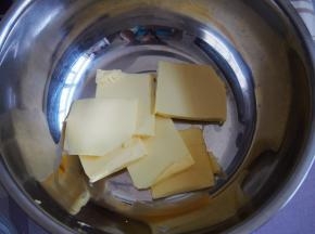 黄油称量好 ，隔水融化