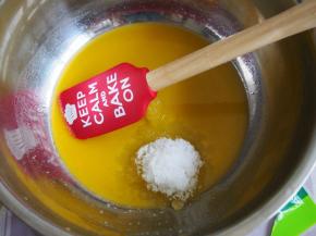 加入白糖，搅拌均匀