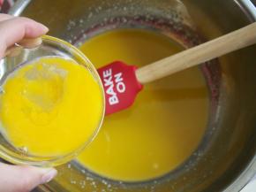 加入全蛋液，搅拌均匀