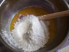 筛入低筋面粉